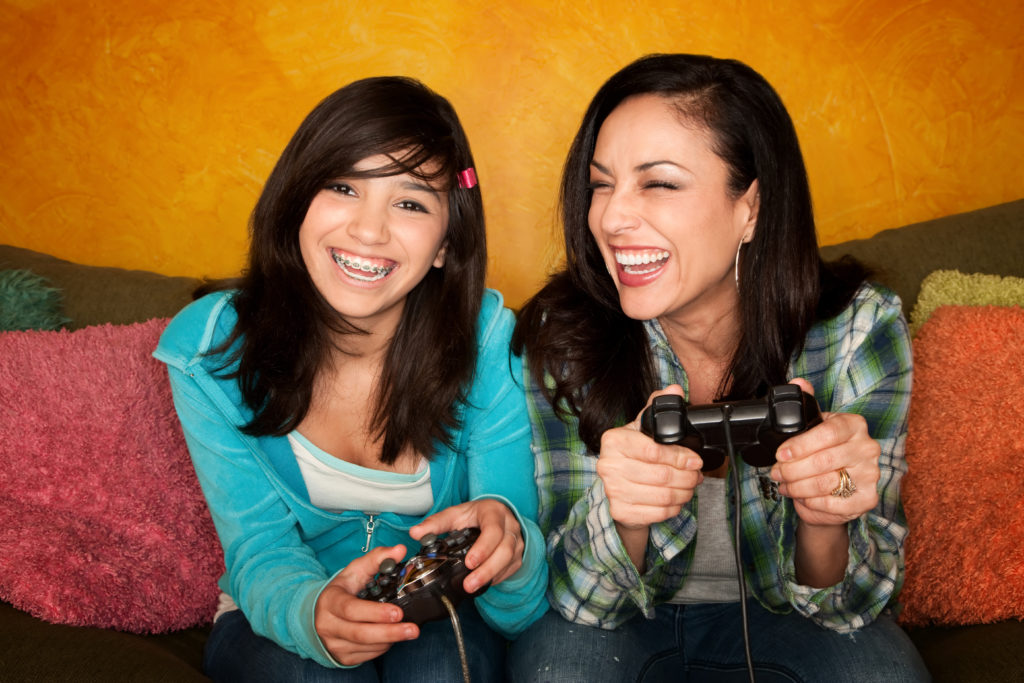 Madre e hija jugando videojuegos